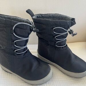 Kids/youth Bogs Snow Boots size 13